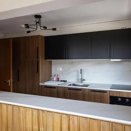 La Ruinette-3-bed Flat With Balcony In Appartamento